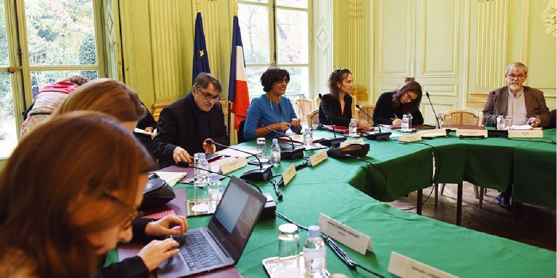 Myriam El Khomry présente le guide du fait religieux en entreprise aux partenaires sociaux, le 7 novembre 2016.