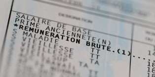 Avant d'embaucher un salarié, le chef d'entreprise doit définir un salaire de base.